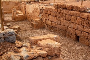 Malia 'daki Minos Sarayı' ndaki Hypostyle Crypt. Alçıdan duvarları olan merkez salona koridorda başlayan ve bir açı oluşturan birçok basamaklı büyük bir merdivenden ulaşıldı.