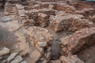 Malia Sarayı 'nda M bölümünde. Büyük binalar, aralarında bir çömlekçi, bir metal işçisi ve bir mühür taşı oymacısının da bulunduğu beş zanaatkar evi olarak tanımlanan yedi küçük binayla çevriliydi..