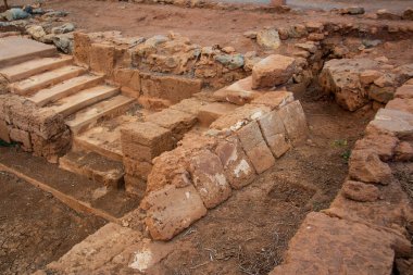 Girit 'in Malia kentindeki Minoan sarayında Vouleuterion veya Prytaneion (halka açık ziyafet salonu)