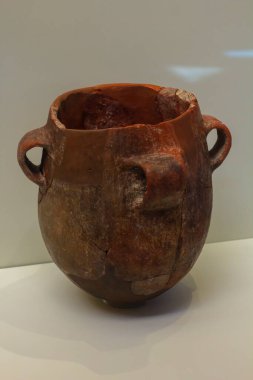 Mochlos adasından Neolitik taş kavanoz: MÖ 6000 'den Palatial öncesi döneme kadar olan Heraklion Arkeoloji Müzesi sergisi