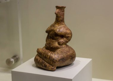 Neolitik dönemden oturan bir kadının heykeli: MÖ 6000 ile Palatial öncesi dönemden kalma Heraklion Arkeoloji Müzesi sergisi