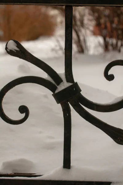 Geschmiedeter Zaun Auf Schnee — Stockfoto