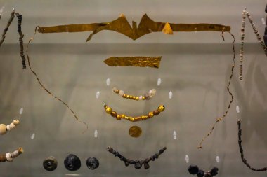 Altın mücevher, yarı değerli taşlar, perilik ve kil. Lebena 'nın kubbeli mezarları, M.Ö. 2600-1900 arası. Heraklion Arkeoloji Müzesi Sergisi