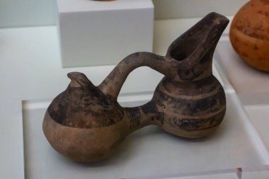 Heraklion Arkeoloji Müzesi 'nden iki gövdeli ayin sürahisi, MÖ 2600-2300 yılları arasında Lebena.
