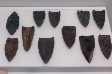 Eski bronz üçgen hançerler, fildişi saplı hançer ve bıçaklar. Mezar taşları ve Trapeza Mağarası, M.Ö. 3000-1800 arası..