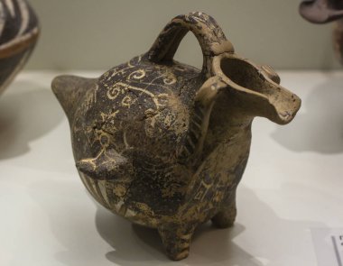 Rhaistos Sarayı 'ndan gelen lüks gemi MÖ 1800-1650 yılları arasında Heraklion Arkeoloji Müzesi' nin kompleks polikrom dekorasyonunun renklerini hâlâ koruyor.