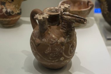 Heraklion Arkeoloji Müzesi. Rhaistos Sarayı 'ndan gelen lüks gemi MÖ 1800-1650 yılları arasında kompleks polikrom dekorasyonu Phaistos' un renklerini hâlâ muhafaza ediyor.