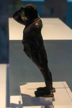 Bronz erkek tapınma figürü. Tylissos, Skoteino-Hagia Paraskevi Mağarası, Grivigla, Gournia, MÖ 1600-1450. Heraklion Arkeoloji Müzesi Sergisi