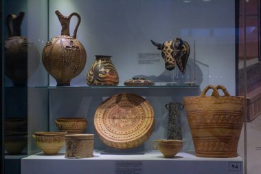 Clay Bull 's Head rhyton, sakral düğümleri olan ayinsel ewer ve kayaların arasında bir ahtapotla süslenmiş iki kil alabastra. Knossos-Küçük Saray, MÖ 1450-1370
