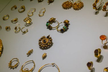 Antik Roma 'dan çeşitli altın mücevherler. Helenistik dönem (3. - 1 sent. BC). Heraklion Arkeoloji Müzesi Sergisi