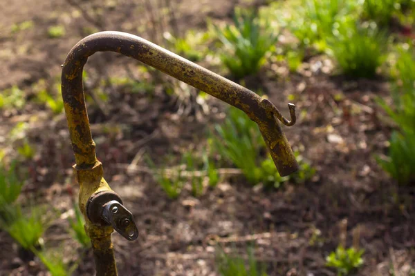 Old Yellow Rusty Faucet Close — стоковое фото