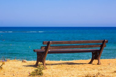 Yunanistan 'ın Girit adasındaki Akdeniz kıyılarında boş ahşap bank