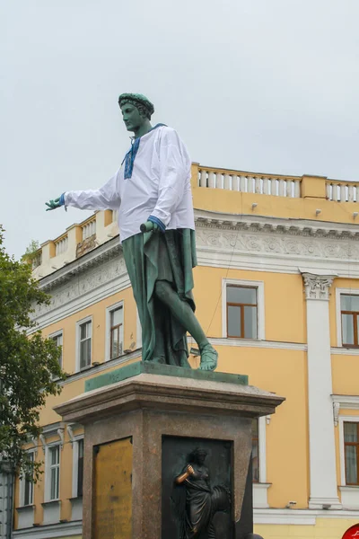 Памятник Герцогу Ришелье Украинской Рубашке Вышиванка Одесса Украина — стоковое фото