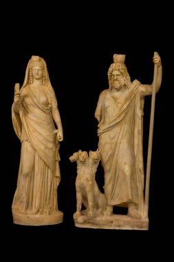Tanrılar Plüton ve Persephone Mısır tanrıları Sarapis ve Isis olarak tasvir edilmiştir. Pluto-Sarapis 'in kafasında modifikasyon var. Persephone-Isis sembollerini alnında taşıyor. Siyah arkaplanda izole