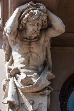 Taş korbel. Bıyıklı bir adamın heykeli. Lviv, Ukrayna 'da mimar unsuru. Avusturya-Macaristan İmparatorluğu 'ndan 19. yüzyılın eklektizmi. Viyana Bölümü.