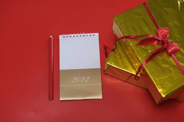 Lista Zakupów Prezenty 2022 Rok Prezent Złotym Pudełku Czerwonym Tle — Zdjęcie stockowe