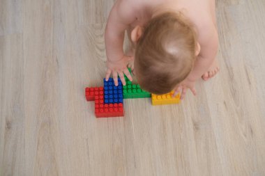 Çocuk renkli inşaatçıyı oynuyor. Çocuk 2022 numaralar topluyor. Konsept - çocuk oyuncakları ve çocukluk