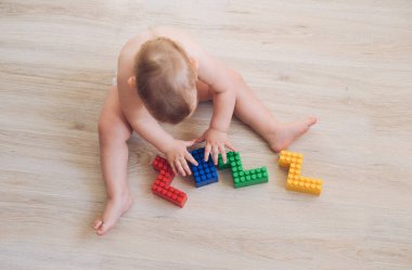 Çocuk renkli inşaatçıyı oynuyor. Çocuk 2022 numaralar topluyor. Konsept - çocuk oyuncakları ve çocukluk