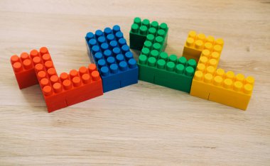 İnşaatçıdan yapılan 2022 sayıları. Konsept - çocuk oyuncakları ve çocukluk