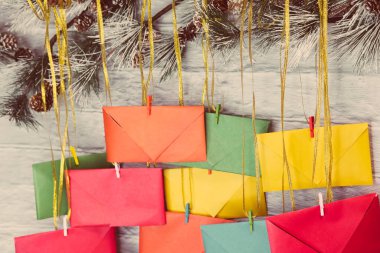 Tuğla bir duvarın arka planında bir uyarı takvimi. El yapımı çok renkli zarflar.