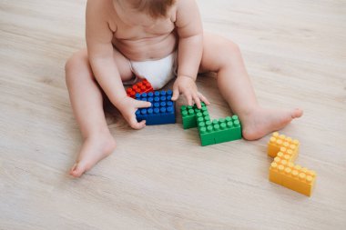 Çocuk renkli inşaatçıyı oynuyor. Çocuk 2022 numaralar topluyor. Konsept - çocuk oyuncakları ve çocukluk