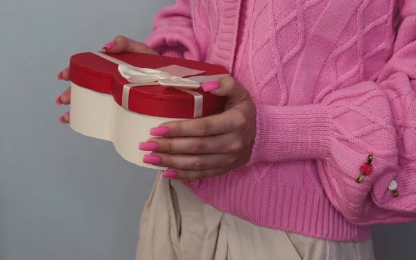 Dziewczyna Trzyma Prezent Czerwonym Pudełku Kształcie Serca Lekkie Tło Selektywne — Zdjęcie stockowe