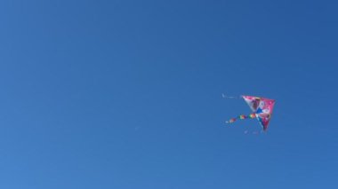 Beyaz Deniz kıyısında uçurtmayla oynayan bir kız.