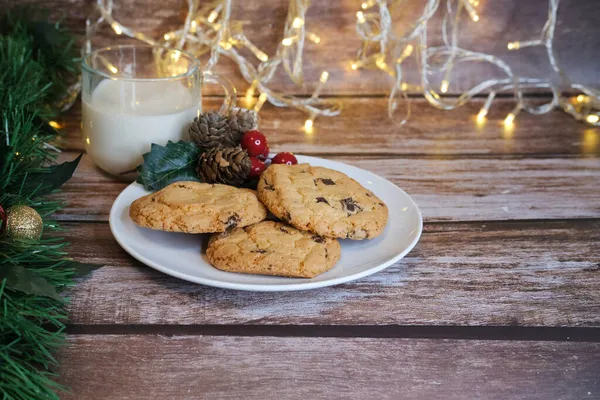Leite Com Biscoitos Natal Para Papai Noel Uma Mesa Madeira — Fotografia de Stock