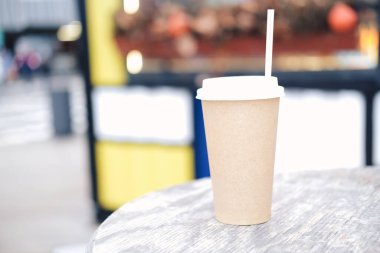 Kağıt bardaklar ahşap bir masanın üzerinde duruyor. Paket kahve.. 