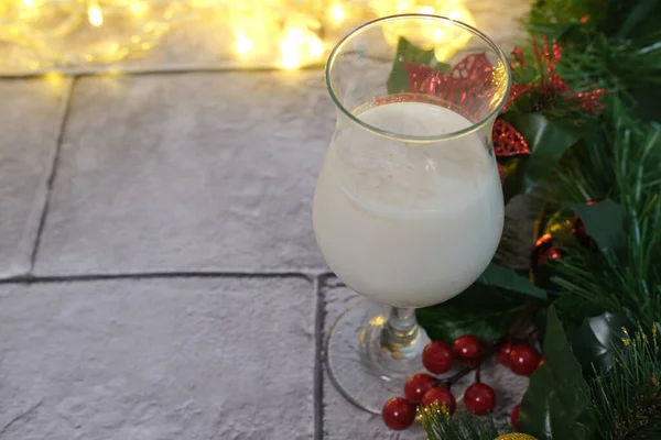 Χριστουγεννιάτικο Γάλα Ποτήρι Για Τον Άγιο Βασίλη Κοντά Επιλεκτική Εστίαση — Φωτογραφία Αρχείου