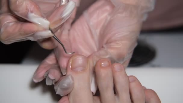 Patient auf medizinische Pediküre Verfahren, Besuch Podologen Peeling Füße mit speziellen elektrischen Geräte.Fußbehandlung im SPA-Salon.Podologie Klinik. — Stockvideo