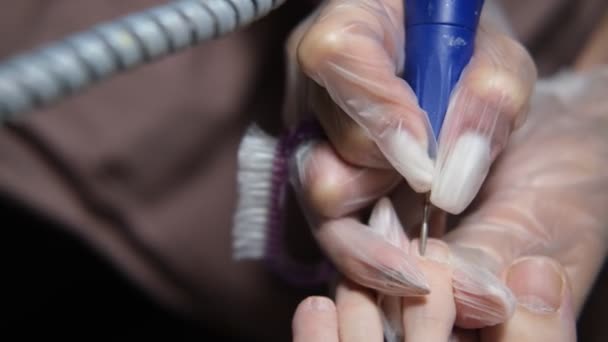 Podiatri. Fjernelse af calluses med en skalpel på kosmetologen.Fodlæge behandler fødder under procedure.Professionel hardware pedicure ved hjælp af elektrisk maskine. – Stock-video
