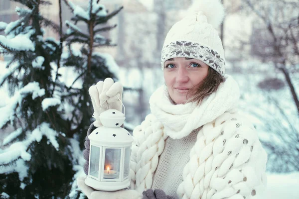 Портрет Красивой Девушки Зимой Парке Руках Фонарь Свечами — стоковое фото