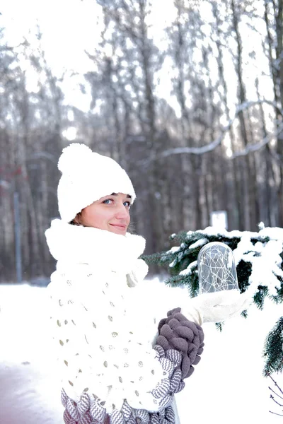 Portret Van Een Mooi Meisje Een Winterpark Haar Handen Houdt — Stockfoto