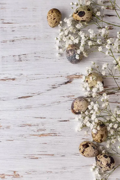 Wielkanocne Zdjęcie Przepiórczymi Jajkami Kwiatkami Jasnym Drewnianym Tle Minimalna Koncepcja — Zdjęcie stockowe