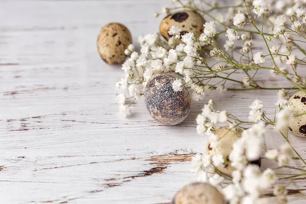 Wielkanocne Zdjęcie Przepiórczymi Jajkami Kwiatkami Jasnym Drewnianym Tle Minimalna Koncepcja — Zdjęcie stockowe
