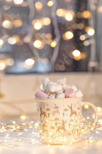 Marshmallow Christmas Cup Cup Stands Window Decorated Garland Selective Focus — Stock Photo, Image