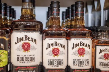 Minsk, Belarus - 22 Eylül 2020: raflardaki Amerikan viskisi şişeleri Jim Beam. 1795 'ten beri Claremont' ta üretiliyor.