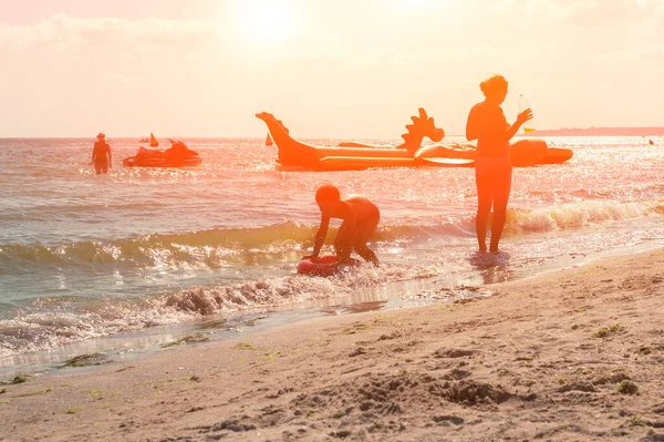 Літні Силуети Щасливих Молодих Людей Відпочивають Пляжі Водяні Скутери Надувні Ліцензійні Стокові Фото