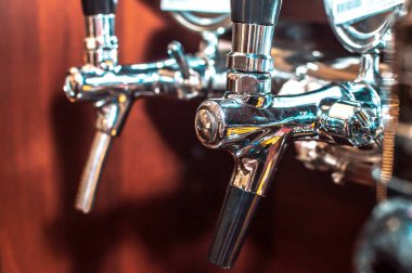 Barda krom şarap muslukları var. Yakın çekim, seçici odaklanma