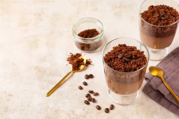 Hafif kayrak, taş ya da beton arka planda cam kavanozlarda brovnili leziz tatlı çikolatalı mus. Seçici odak