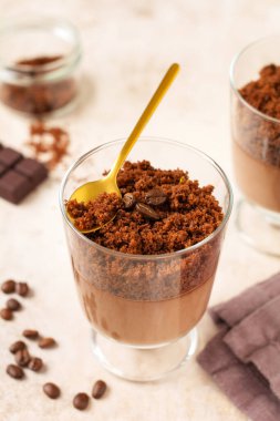 Hafif kayrak, taş ya da beton arka planda cam kavanozlarda brovnili leziz tatlı çikolatalı mus. Seçici odak