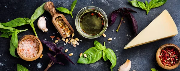 Zutaten für die Herstellung traditioneller italienischer Pesto-Sauce auf dunklem rustikalem Hintergrund. Flache Lage — Stockfoto