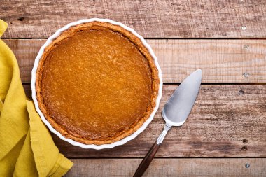 Balkabağı turtası. Çırpılmış kremalı tarçınlı tart. Şükran Günü veya Cadılar Bayramı için geleneksel Amerikan ev yapımı balkabağı pastası yemeye hazır. Model.
