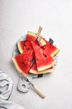 Açık arkaplanda taze karpuz dilimleri. Tasarım için hazırlan. Boşluğu kopyala.