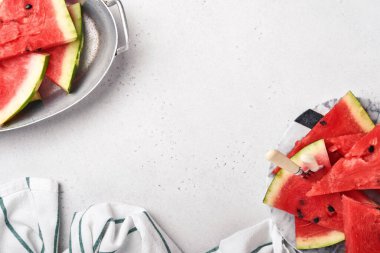 Açık arkaplanda taze karpuz dilimleri. Tasarım için hazırlan. Boşluğu kopyala.