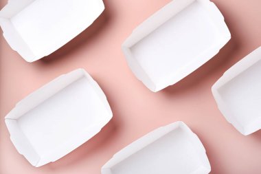 Pembe arka planda yiyecek ya da tabak için boş kraft kağıt kapları. Eko kağıt sofra takımı. Geri dönüşüm ve gıda teslimatı konsepti. Model yap. Üst manzara, düz uzanma.