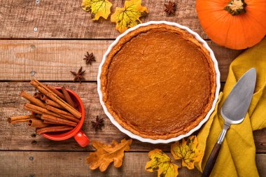 Balkabağı turtası. Çırpılmış kremalı tarçınlı tart. Şükran Günü veya Cadılar Bayramı için geleneksel Amerikan ev yapımı balkabağı pastası yemeye hazır. Model.