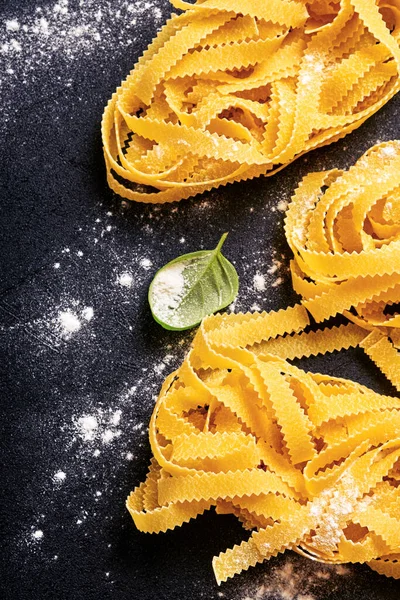 Tagliatelle Hausgemachte Nudeln Basilikumblätter Mehl Pfeffer Olivenöl Und Kirschtomaten Auf — Stockfoto