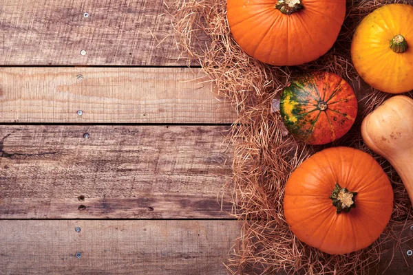 Kürnach Herbstliches Essen Mit Zimt Nüssen Und Saisonalen Gewürzen Auf — Stockfoto